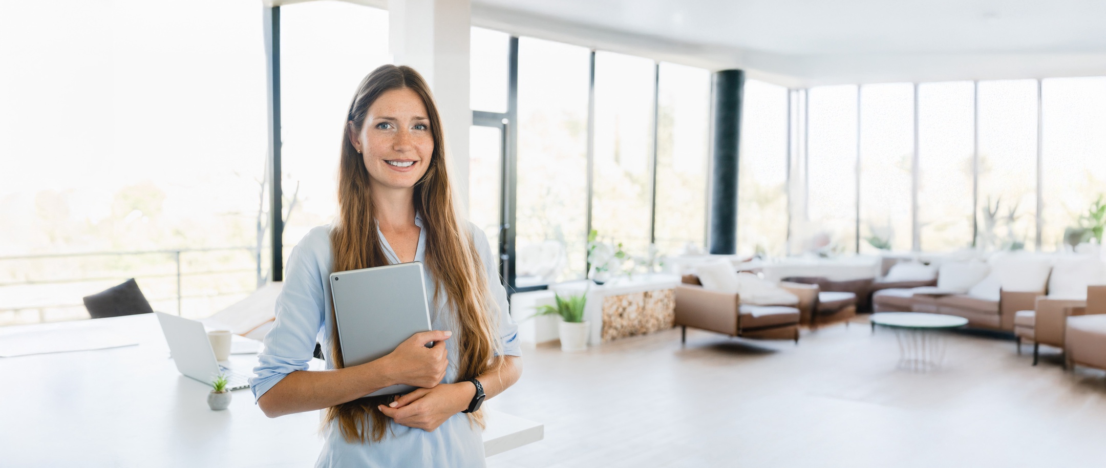 Legal Tech Anwältin in einem hellen Büro