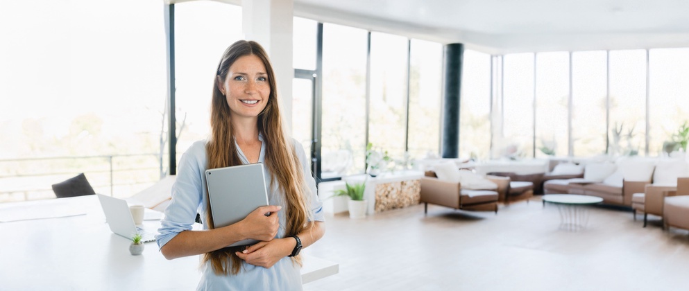 Legal Tech Anwältin in einem hellen Büro