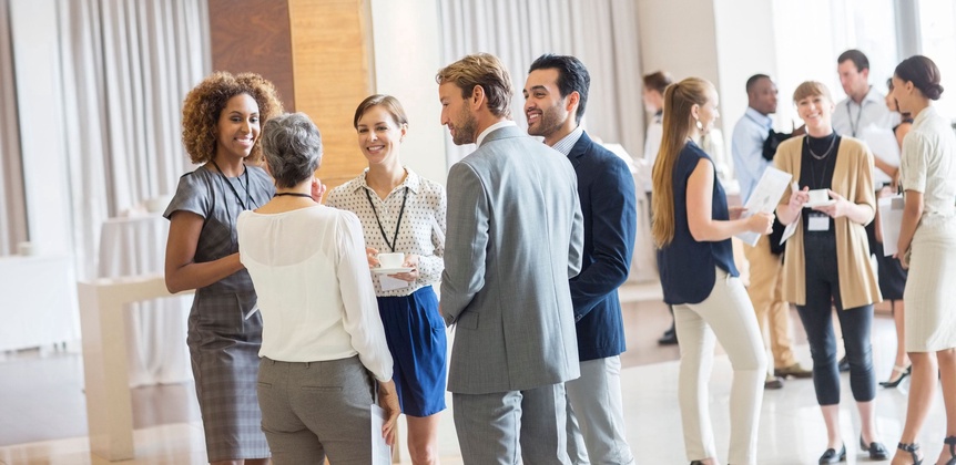 Menschen unterhalten sich auf einer Messe