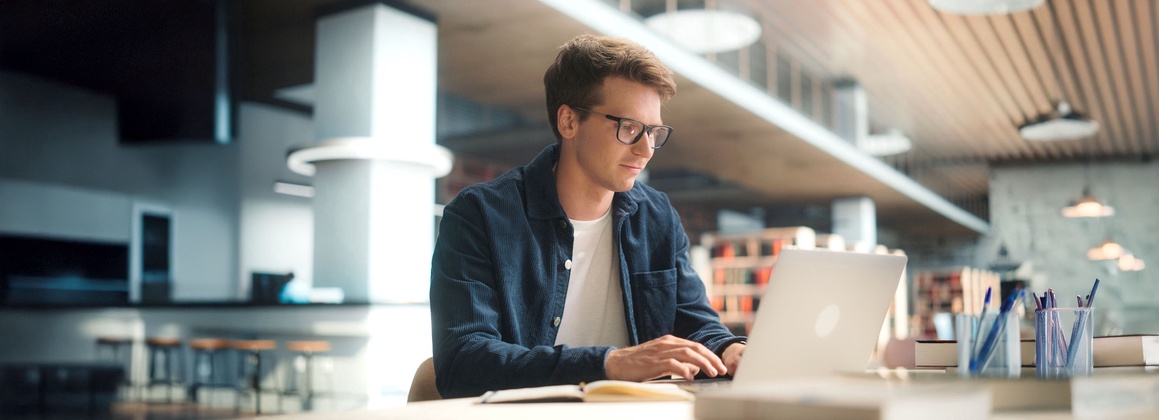 Student recherchiert am Laptop