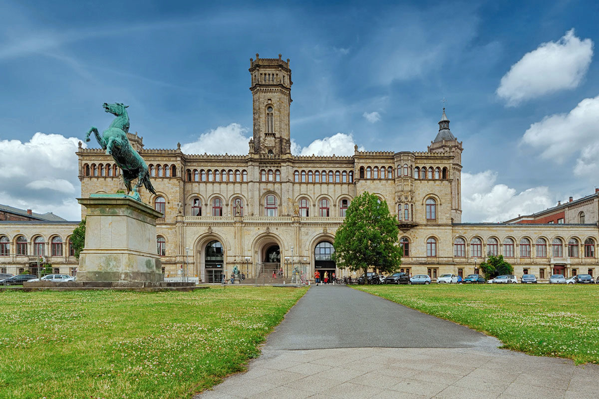 Zwei Juristen bringen in Hannover das Steuerrecht und die Studenten zusammen