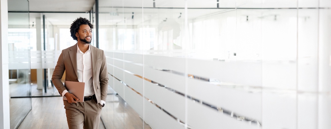 Junger Anwalt in seinem Büro