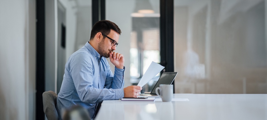 Mann im Anzug am Computer