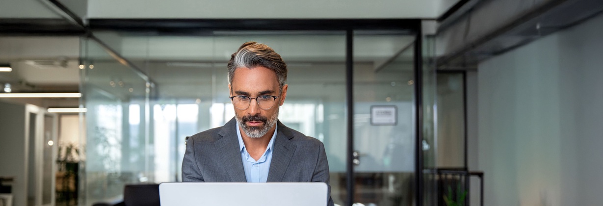 Anwalt am PC in seinem Büro