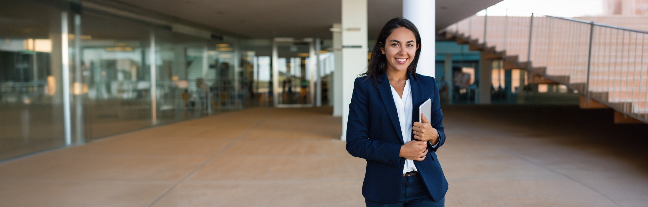 Junge Anwältin auf Uni Campus