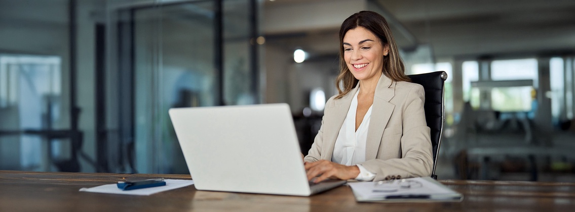 Juristin in ihrem Büro am Laptop