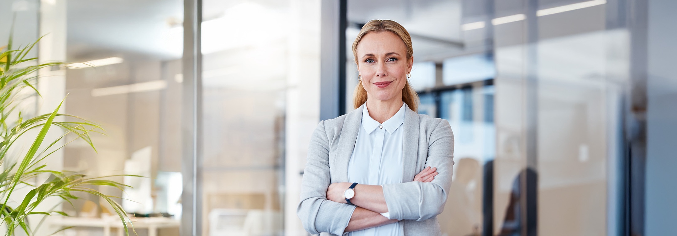 Selbstbewusste Anwältin steht in modernem Büro