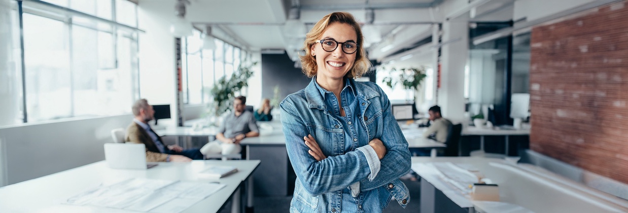 Junge Berufsschullehrerin in einem modernen Büro