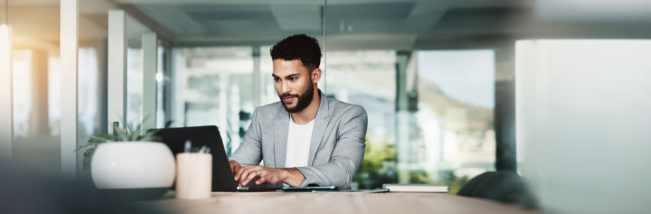 Junger Mann bewirbt sich am Laptop