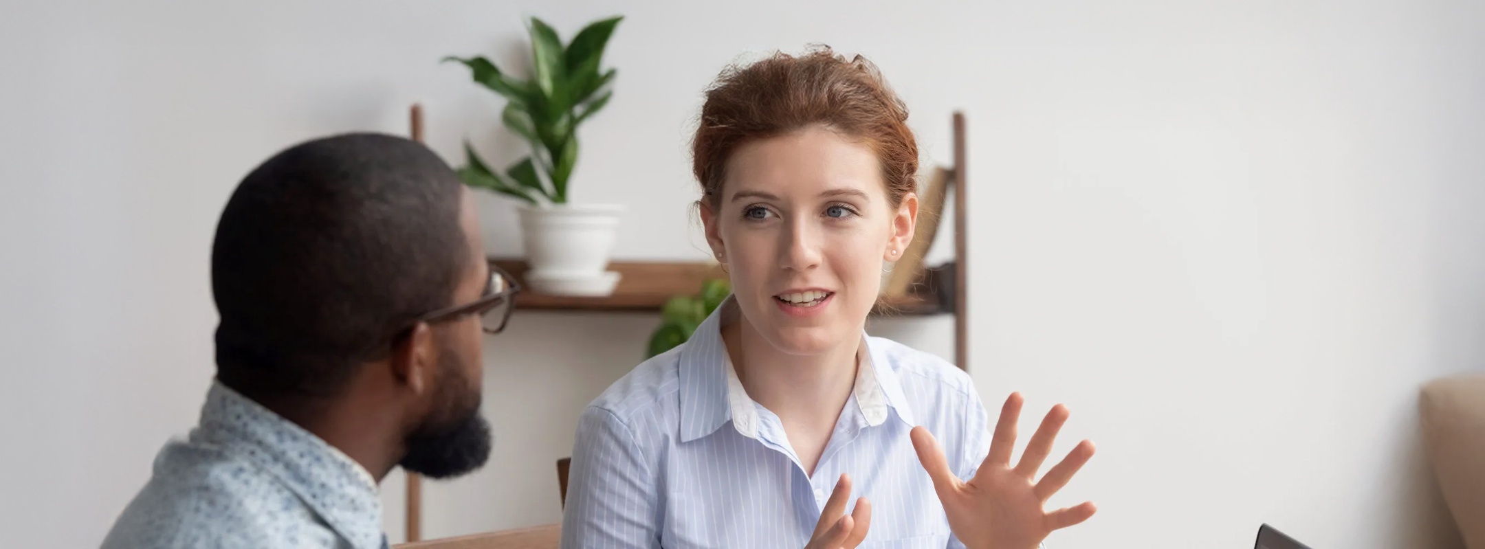 Anwältin gibt ihrem Kollegen Feedback in persönlichem Gespräch