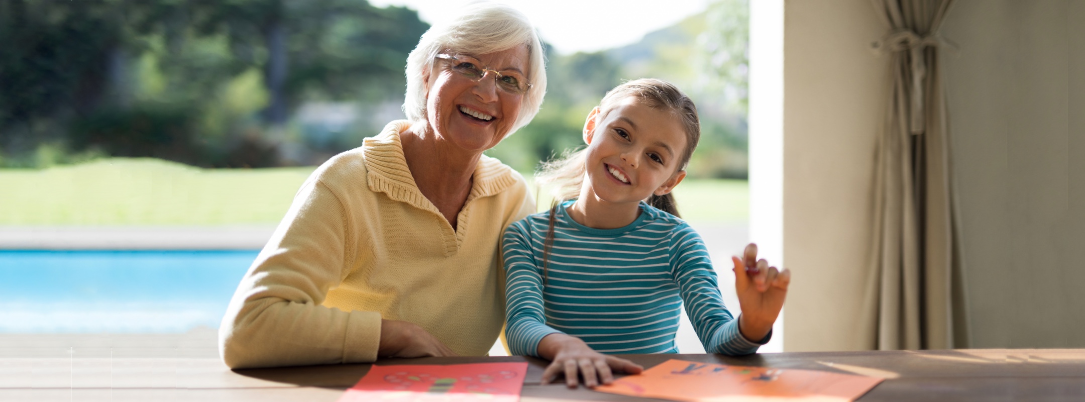 Senioren und Kinder generationenübergreifendes Zusammenleben