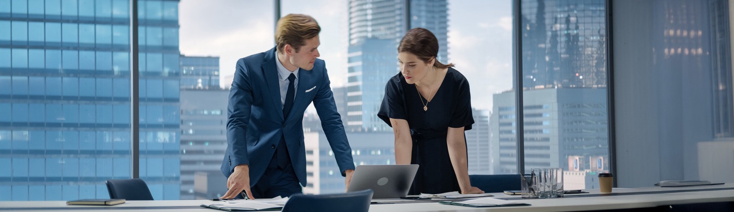 Besprechung zweier Anwälte in modernem Hochhausbüro