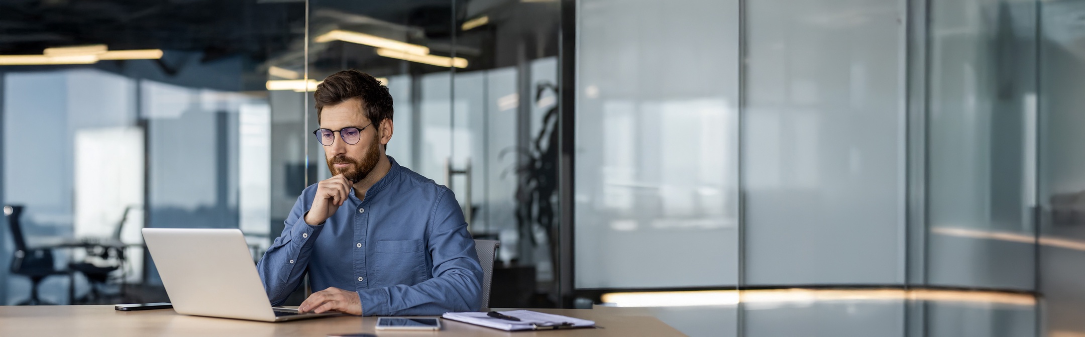 Anwalt im Büro bei der Arbeit