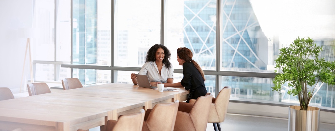 Gespräch zweier Kolleginnen in einer Kanzlei