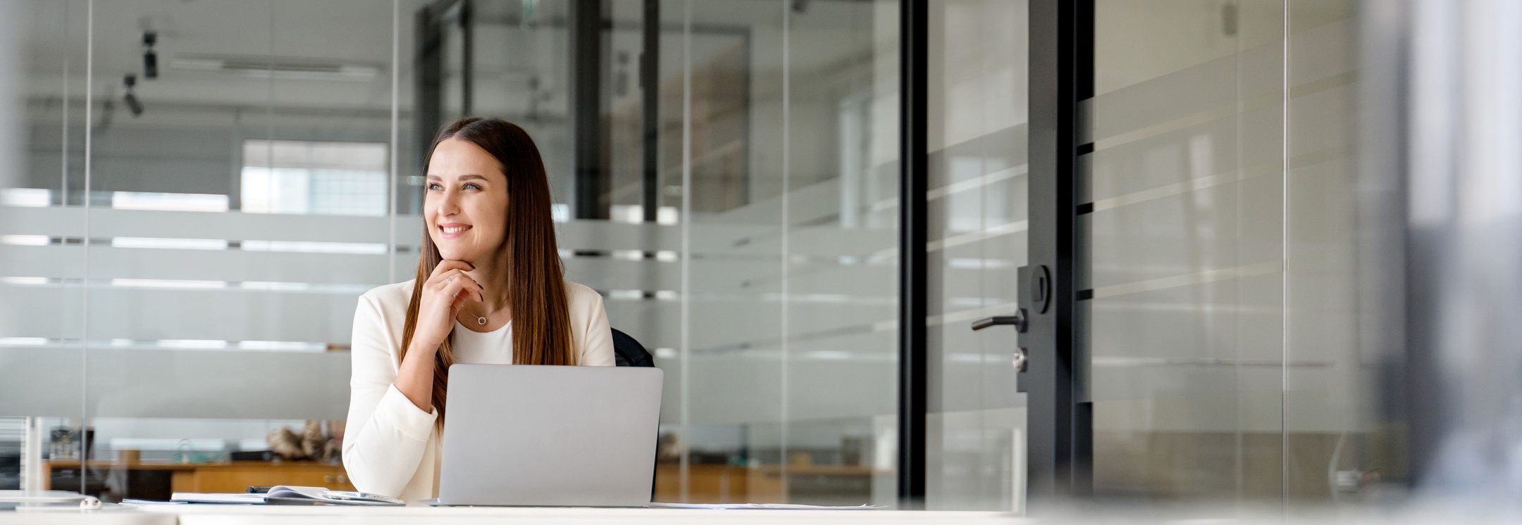 Anwältin am Computer in ihrem Büro