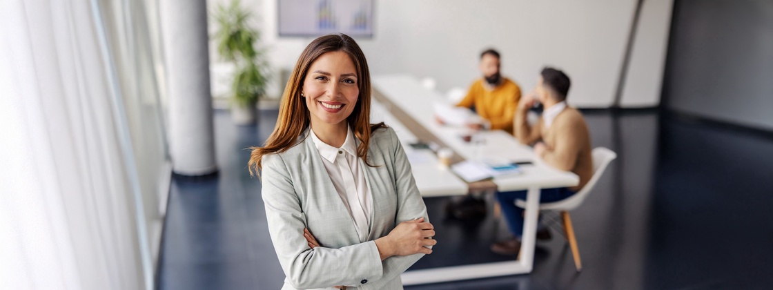 Diplomatin in einem modernen Büro