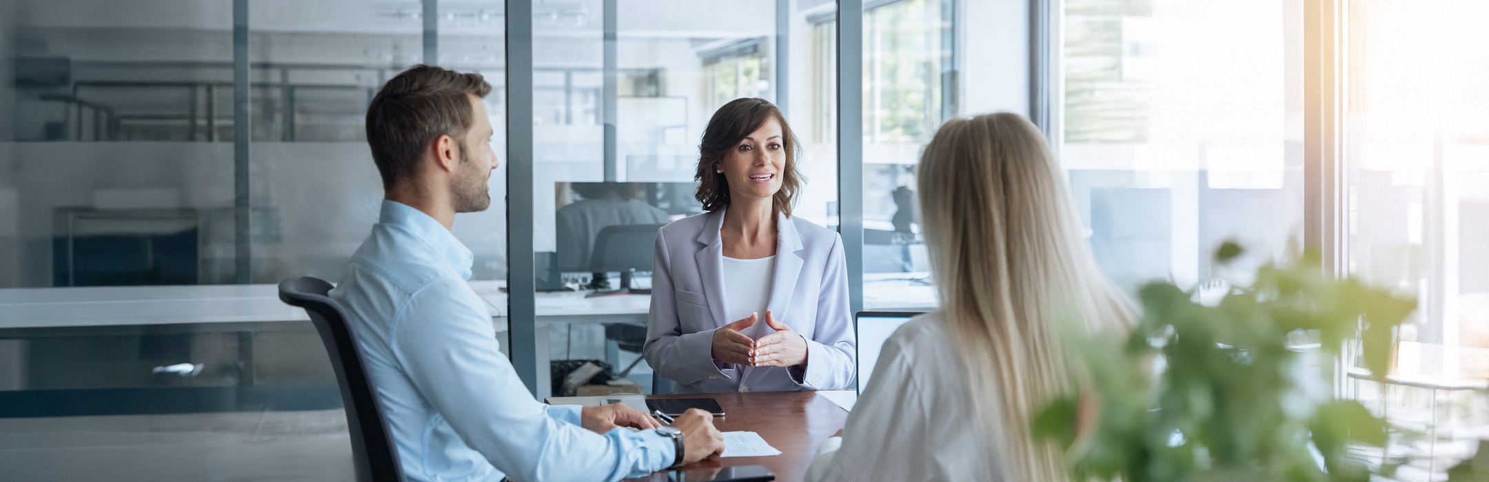 Mediatorin mit zwei Klienten in ihrem Büro