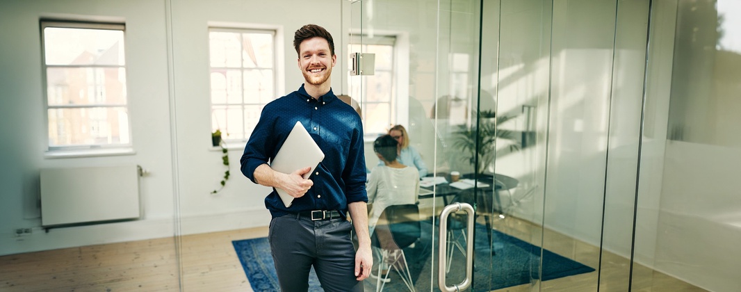 Junger Anwalt in einer Auslandskanzlei während eines Secondments