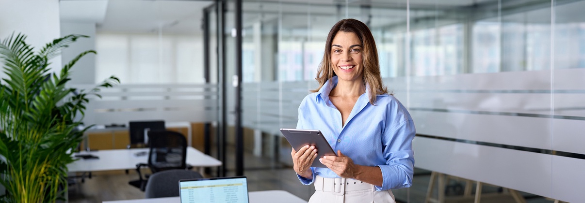 Patentanwältin mit ihrem Tablet in einem modernen Büro