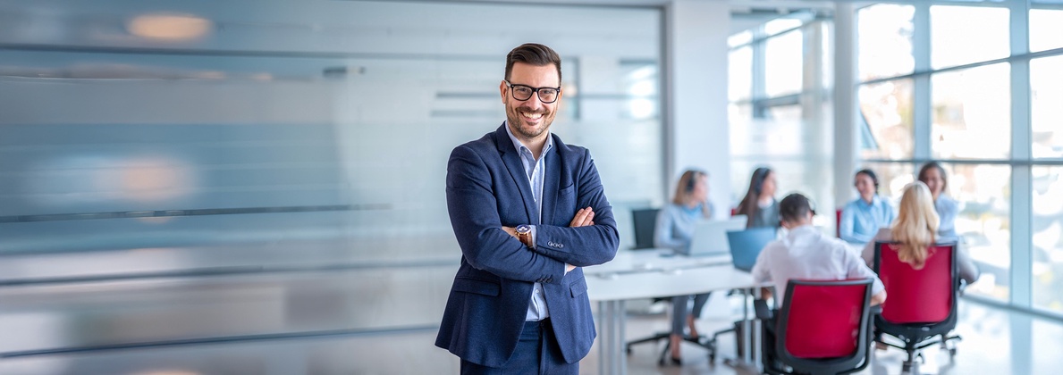 Compliance Officer in einem modernen Büro