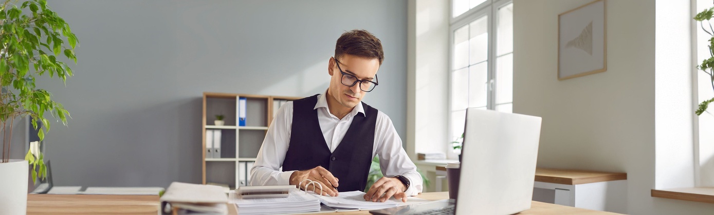 Junger Anwalt beim Berufseinstieg in seinem Büro