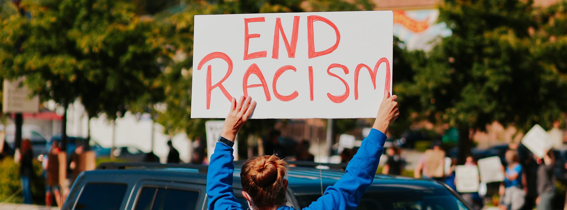 Ein Demonstrationsschild mit der Aufschrift "End Racism"