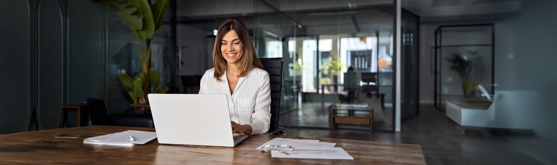 Frau bei der Arbeit am Laptop