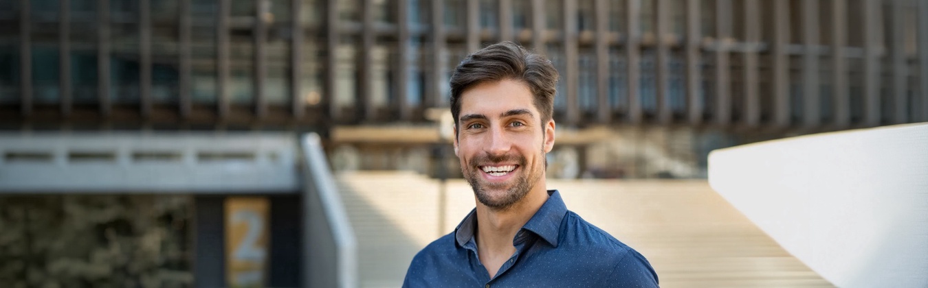 Vollzugsjurist vor einem Verwaltungsgebäude