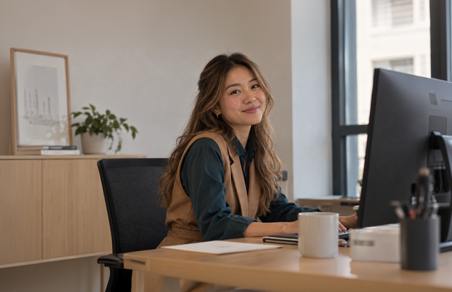 Anwältin arbeitet mit Legal Tech