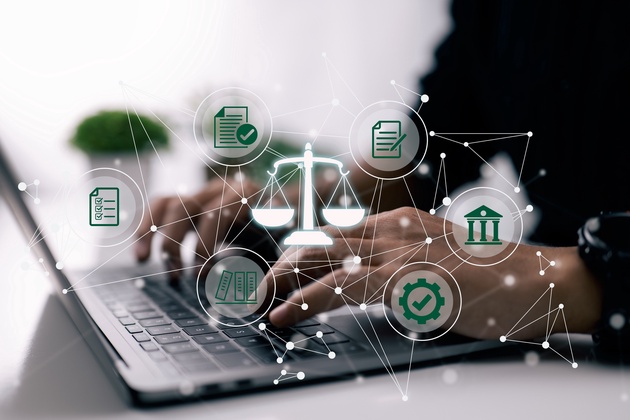 Anwalt arbeitet mit Legal Tech