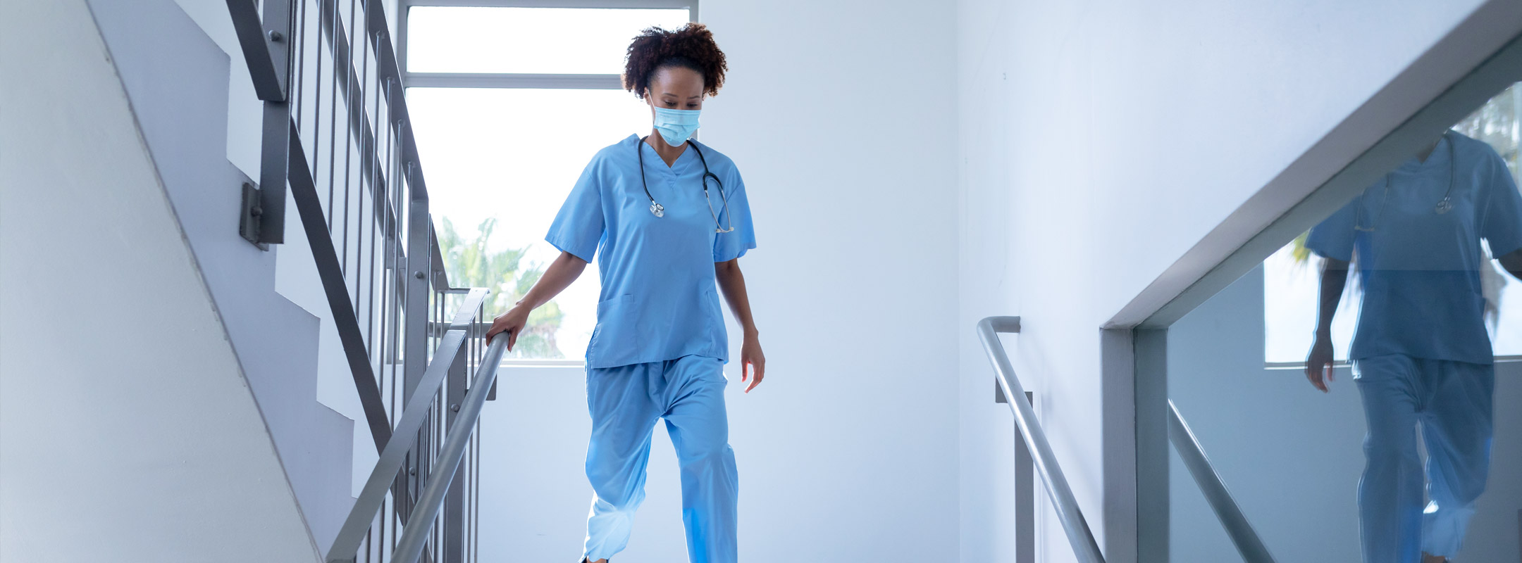 Eine Krankenpflegerin läuft eine Treppe herunter