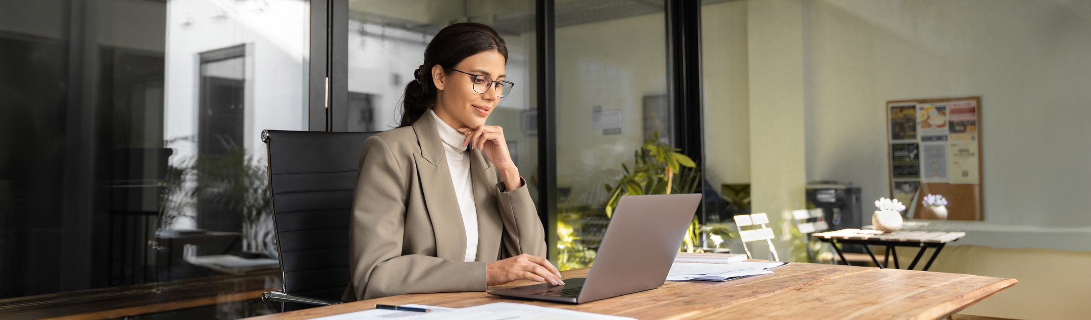 Selbstständige Anwältin an ihrem Laptop