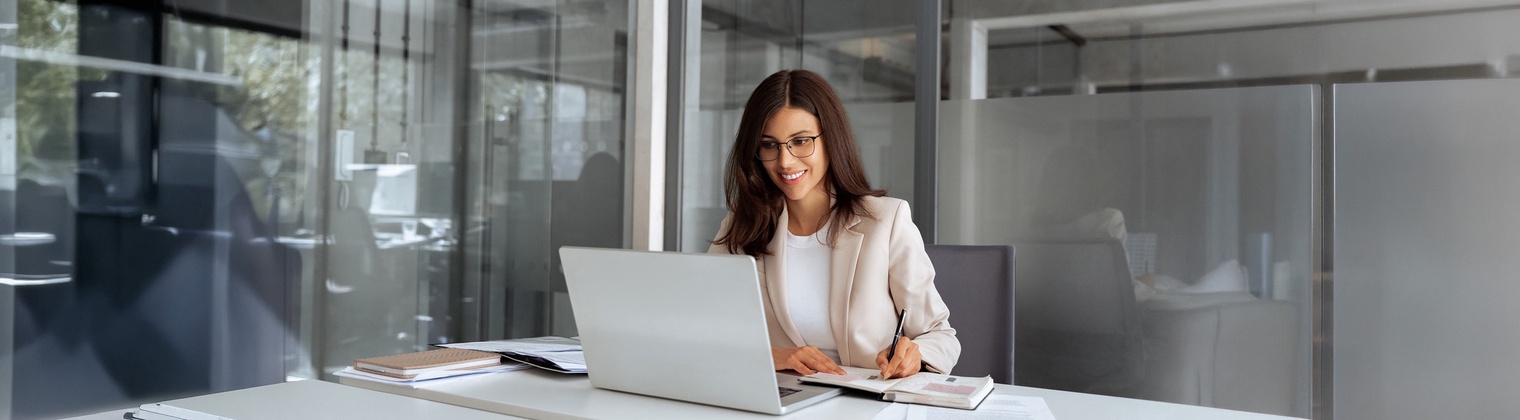 Anwältin in ihrem Büro am PC