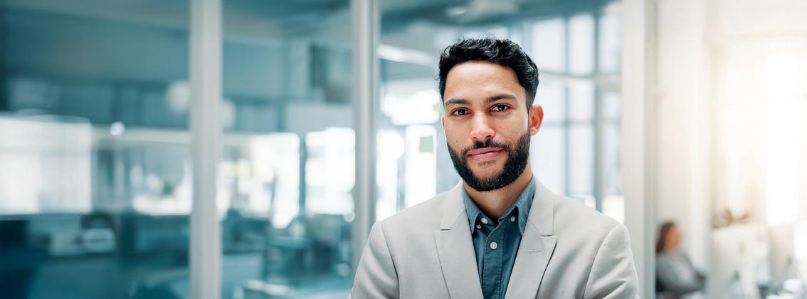 Junger Anwalt in Großraumbüro