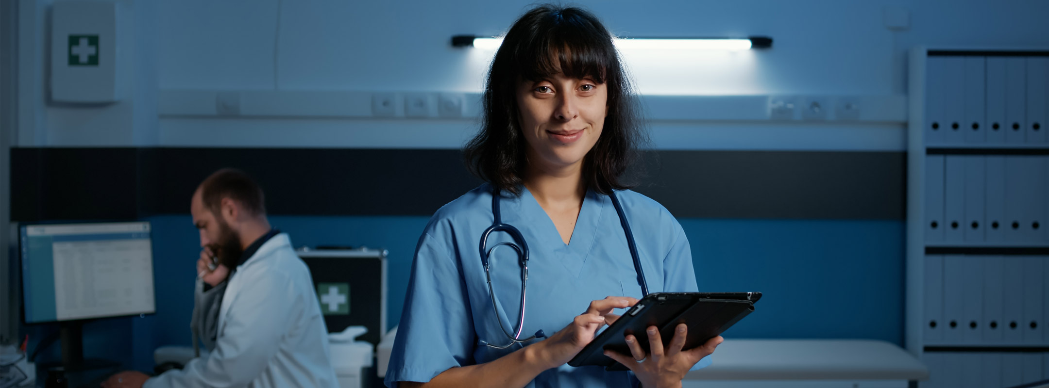 Eine Krankenschwester in der Nacht an einem Tablet