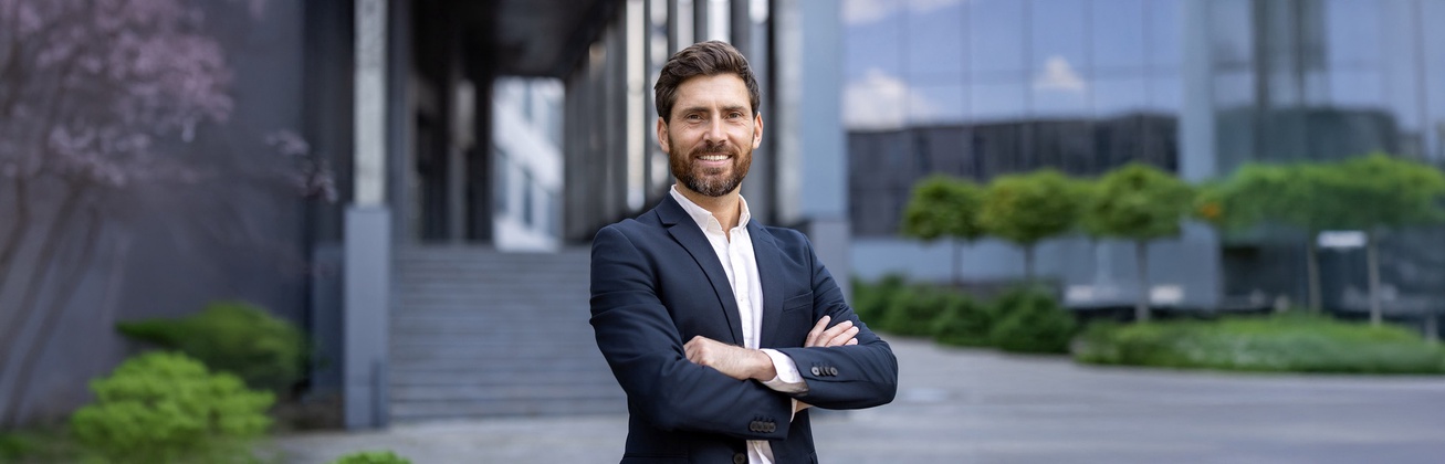 Jurist im Atrium einer großen Bank