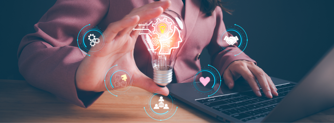 Eine Person in Business-Kleidung sitzt an einem Laptop und hält eine Glühbirne in der Hand, umgeben von digitalen Symbolen für Innovation und Zusammenarbeit, wie Zahnräder, Puzzleteile, Herz, Handschlag und globale Netzwerke.