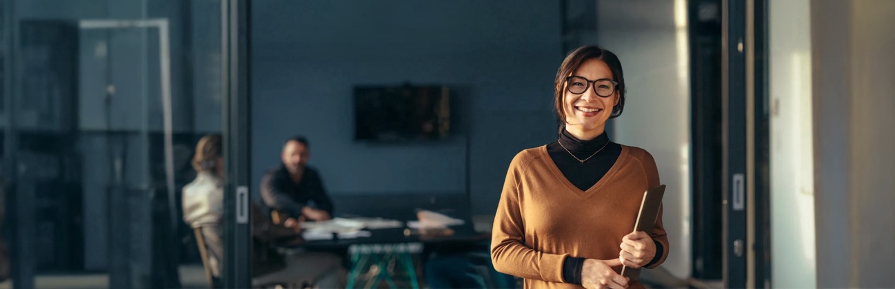 Kartellrechtsanwältin in ihrer Kanzlei