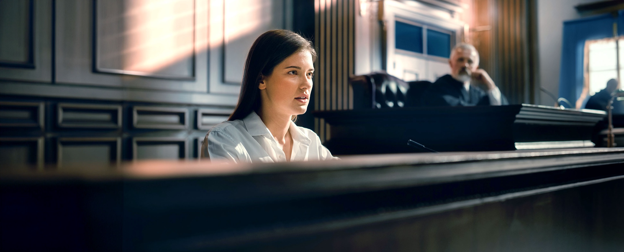 Junge Juristin sitzt in Moot Court