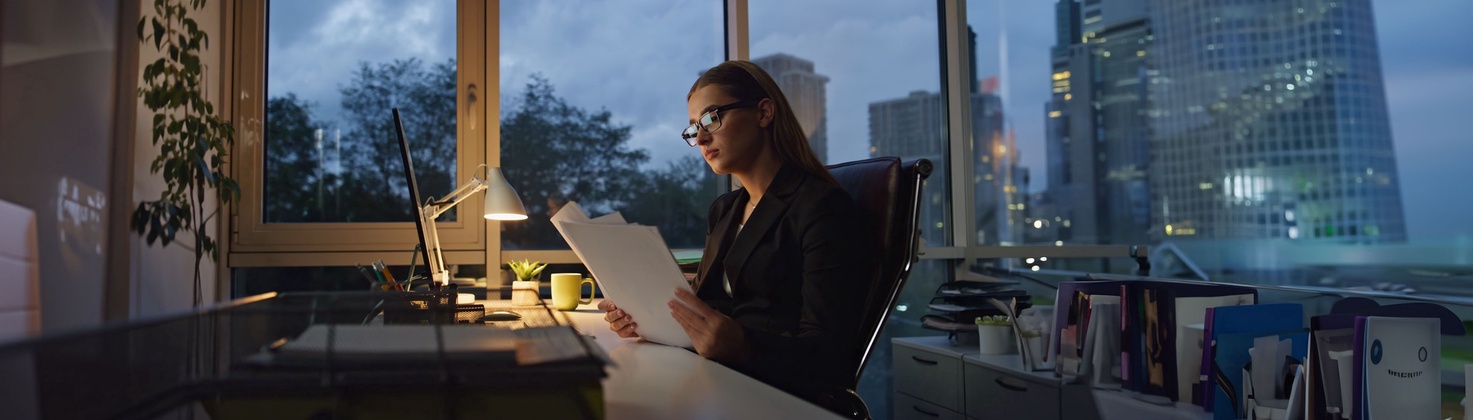 Anwältin sitzt Abends im Büro