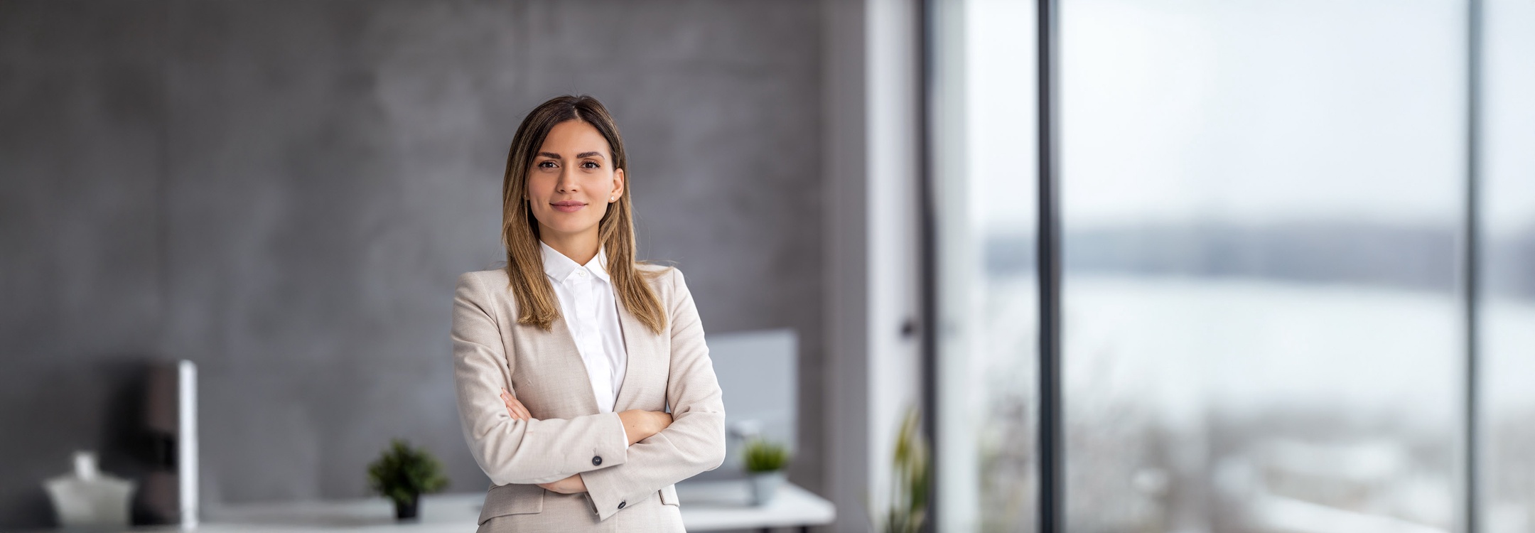 Anwältin in modernem Büro
