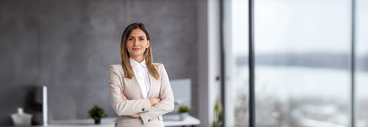 Anwältin in modernem Büro