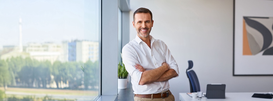 Anwalt steht am Fenster in seinem Büro
