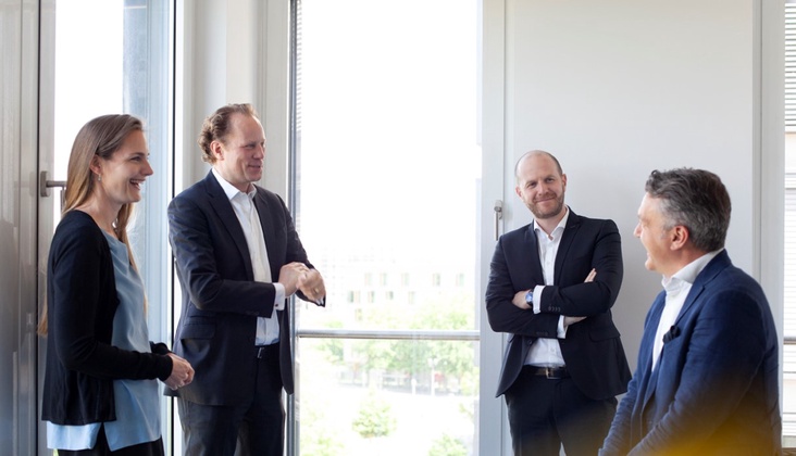 Referendare (m/w/d) Banking. Finance. FinTech background picture