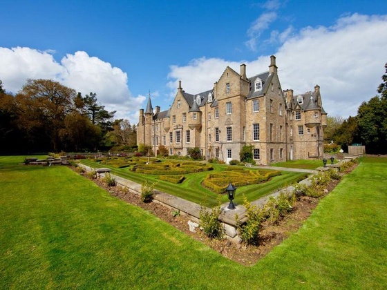 Explore Edinburgh 2027 - Highland Games with Hengeler Mueller background picture