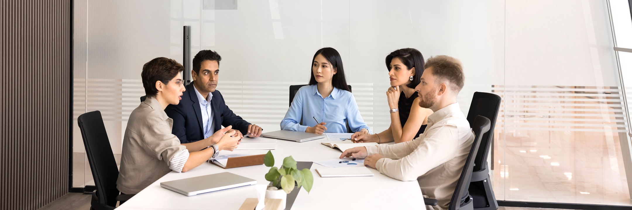 Anwälte bei Besprechung in mittelständischer Kanzlei