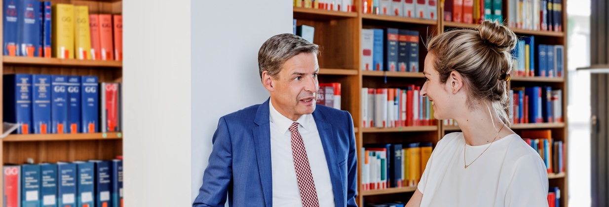 Rechtsanwalt (m/w/d) Öffentliches Recht background picture