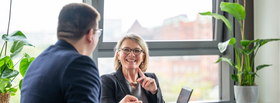 Mitarbeiter in der Rechtsabteilung (m/w/d) background picture