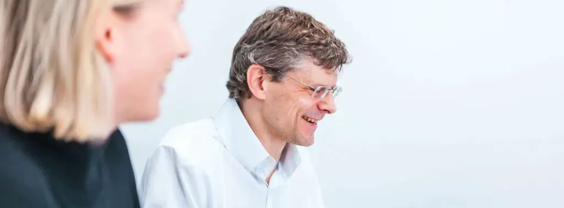 Wissenschaftliche/-r Mitarbeiter/-in (m/w/d) im Medizinrecht background picture