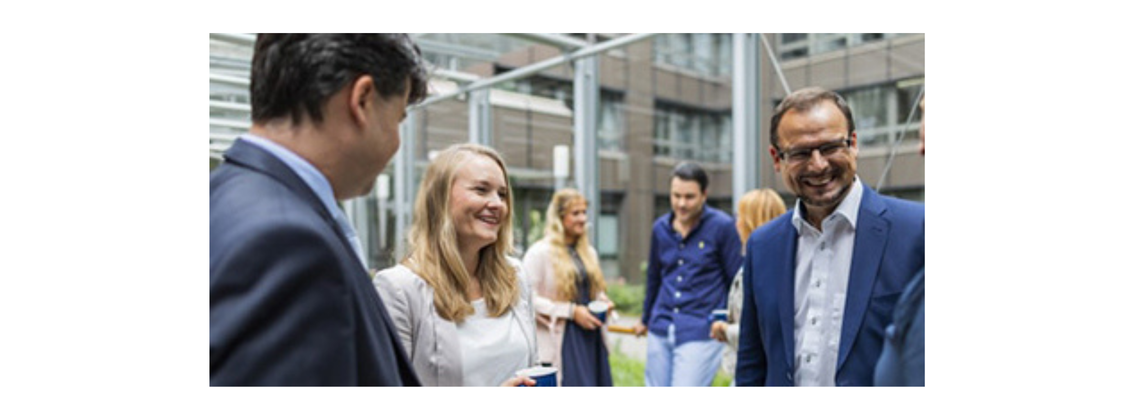 Werkstudent mit Schwerpunkt Recht (m/w/d) background picture